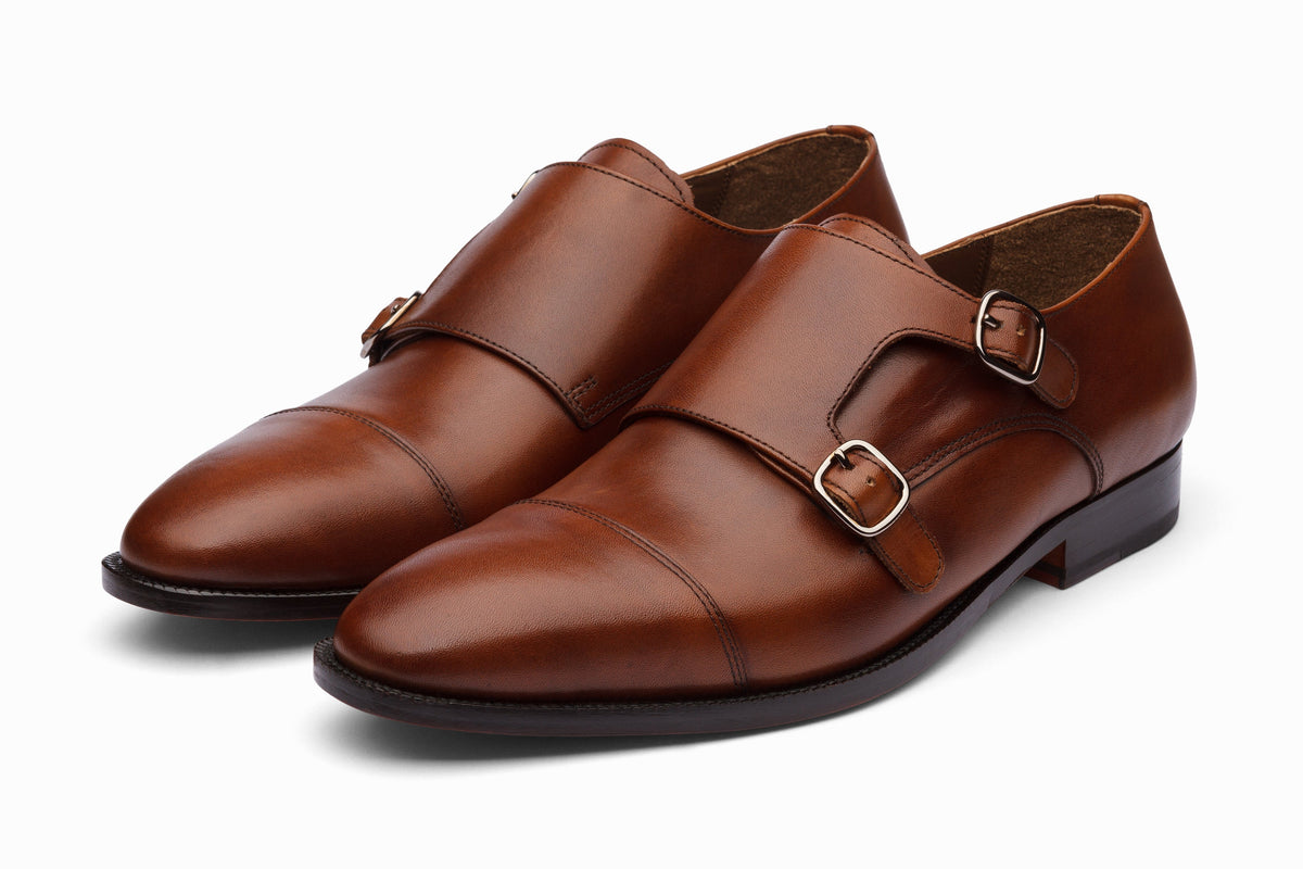 Toecap Double Monks Tobacco three-quarter front view on white background